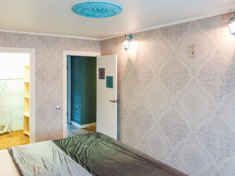 Oser le papier peint au plafond : la tendance déco